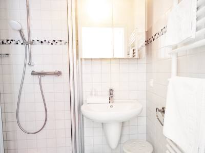SoVD - Bad des Einzelzimmers Dusche, Waschbecken mit Spiegelschrank und Handtuchheizung