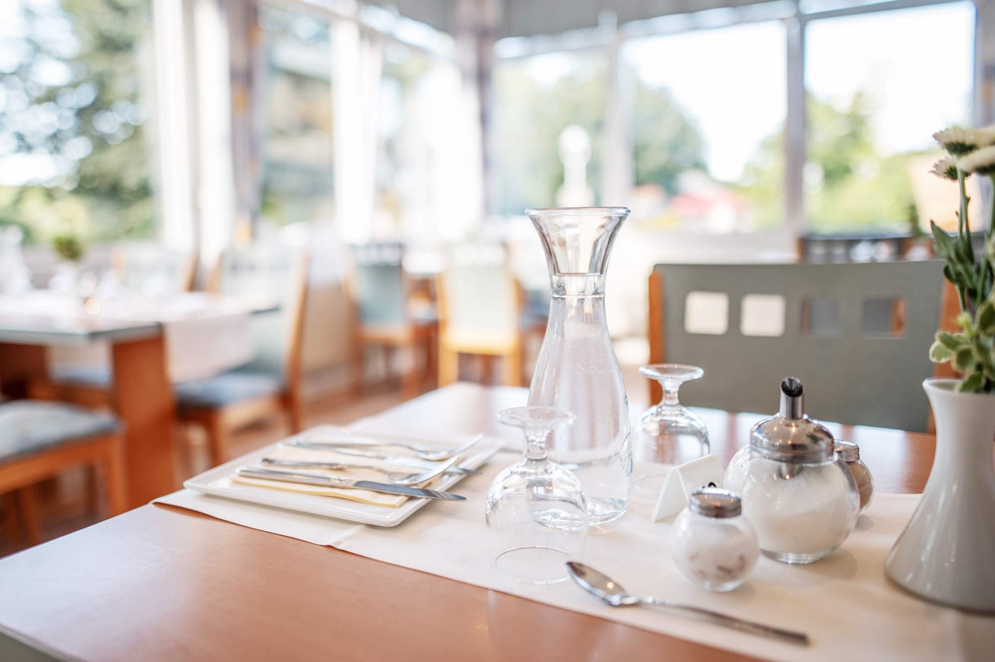 Gedeckte Tische im Restaurant