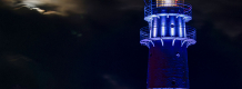 Blau beleuchteter Leuchtturm bei Nacht